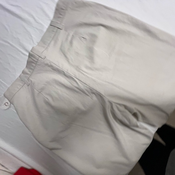 HAGGAR WOMEN’s CAPRI’S SIZE 14.  CREAM COLOR. WRINKLE FREE STRETCH. - Picture 4 of 8